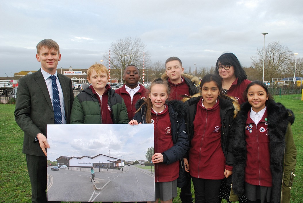 Councillor Damian White met with pupils from the nearby Rainham Village Primary School